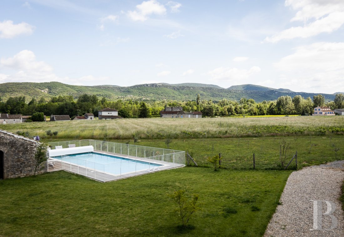 A former 17th-century farmhouse in the shadow of a chateau, in Saint-Alban-Auriolles in the Ardèche - photo  n°2